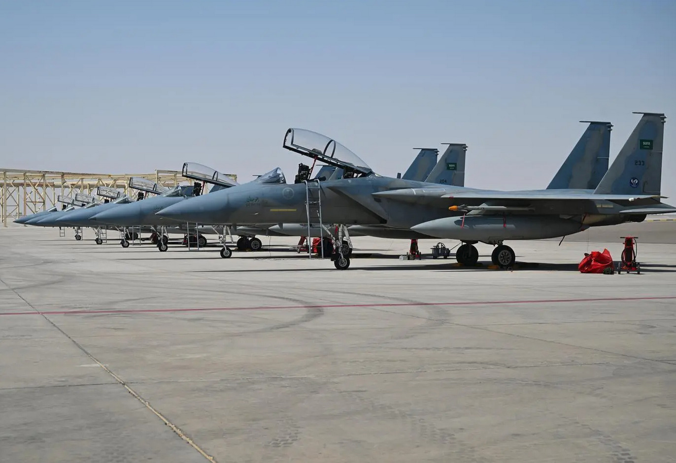 القوات الجوية الملكية السعودية خلال تنفيذ مناورات تمرين 'علم الصحراء 2025'، في قاعدة الظفرة الجوية بالإمارات. 2 مايو 2025 القوات الجوية الملكية السعودية خلال تنفيذ مناورات تمرين 'علم الصحراء 2025'، في قاعدة الظفرة الجوية بالإمارات. 2 مايو 2025