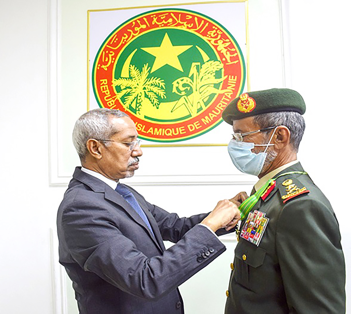 الرئيس الموريتاني يستقبل رئيس أركان القوات المسلحة ويمنحه وسام كوماندور في نظام الاستحقاق الوطني