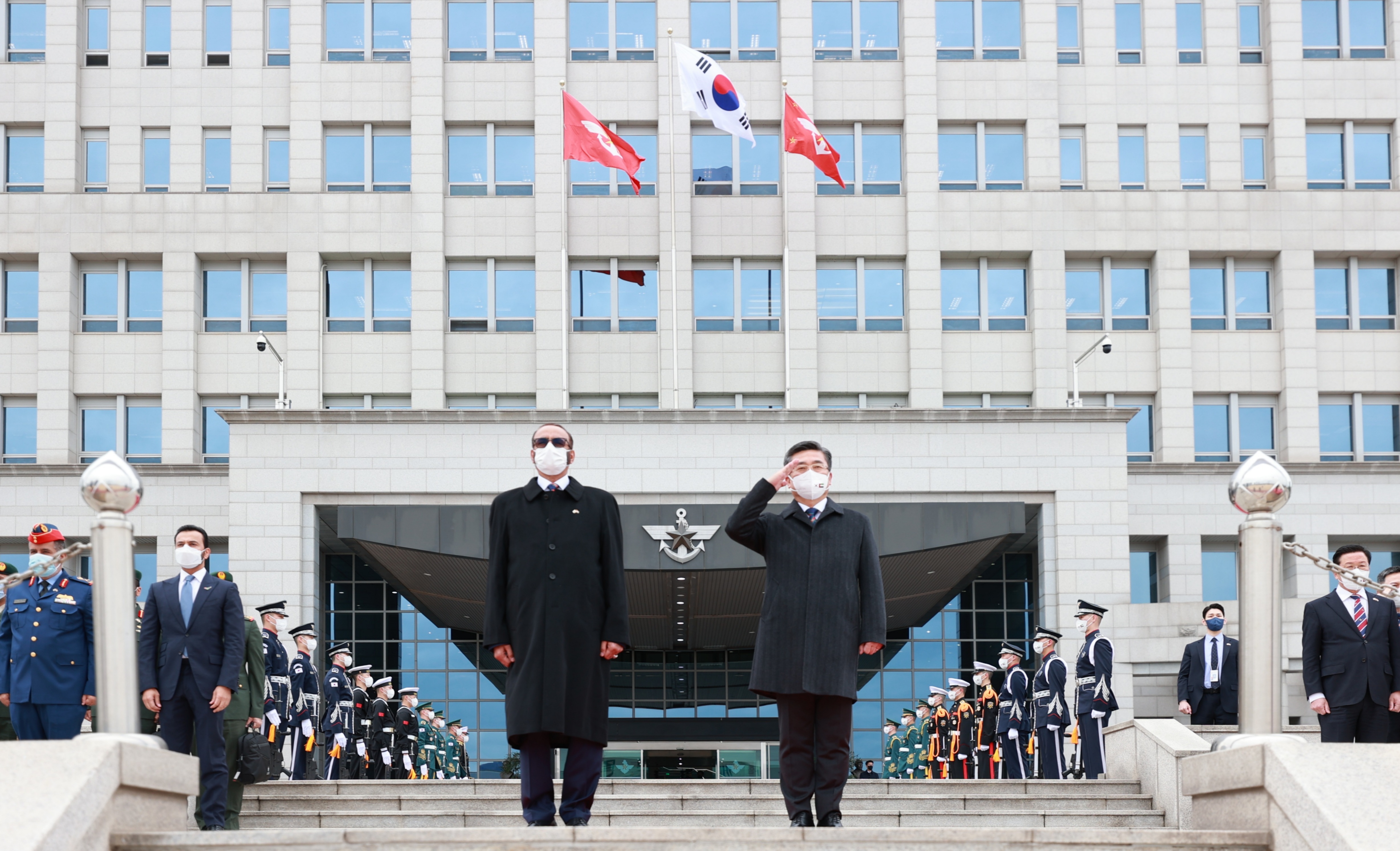 البواردي يبحث التعاون بمجالي الدفاع والصناعات الدفاعية مع كوريا الجنوبية