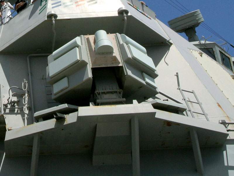 SLQ-32_Radar_DDG-70_Hopper_2002-10-02.jpg