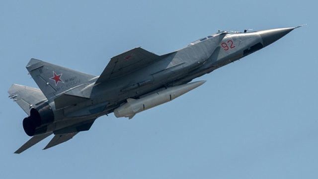 تهبط MiG-31K بصاروخ Kinzhal الذي تفوق سرعته سرعة الصوت في كالينينغراد تهبط MiG-31K بصاروخ Kinzhal الذي تفوق سرعته سرعة الصوت في كالينينغراد