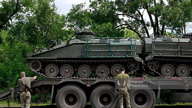 تزود بريطانيا أوكرانيا من ناقلات الجنود المدرعة FV103 بقضبان جانبية ملحومة يدويًا