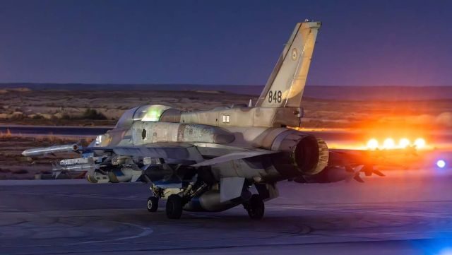 وضعت إسرائيل أربع صواريخ من طراز GBU-31 JDAM تحت أجنحة طائراتها من طراز F-16 وضعت إسرائيل أربع صواريخ من طراز GBU-31 JDAM تحت أجنحة طائراتها من طراز F-16