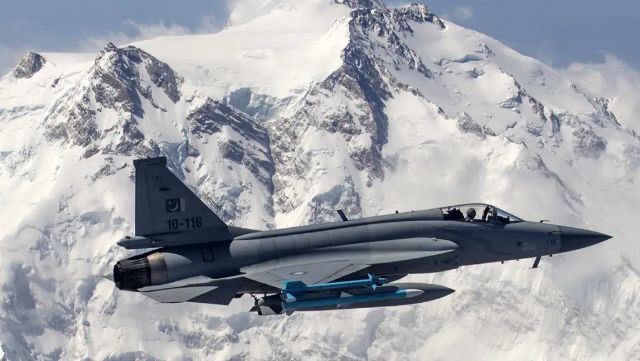 تقرير أمريكي يقول إن طائرة JF-17 الباكستانية تم تصويرها وهي تحمل أسلحة نووية تحت أجنحتها تقرير أمريكي يقول إن طائرة JF-17 الباكستانية تم تصويرها وهي تحمل أسلحة نووية تحت أجنحتها