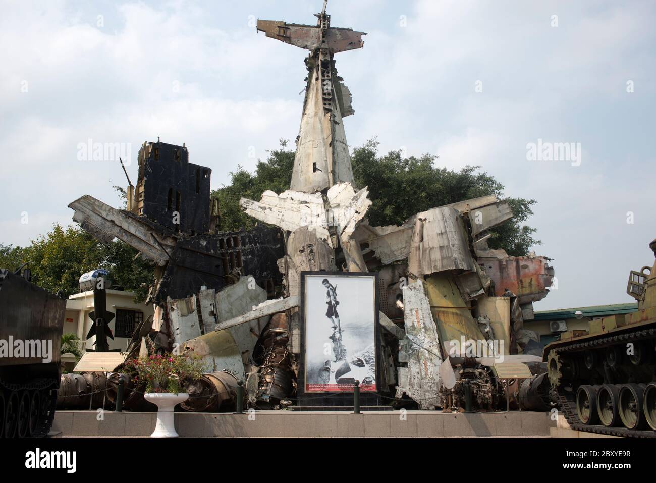 the-wreckage-of-a-crashed-american-b-52-bomber-on-display-at-the-vietnam-military-history-museum-hanoi-2BXYE9R.jpg