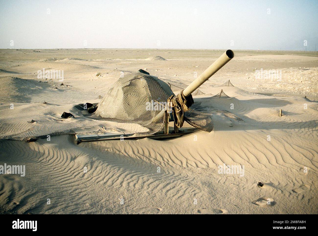 a-decoy-artillery-position-abandoned-near-ali-al-salem-air-base-by-retreating-iraqis-during-operation-desert-storm-subject-operationseries-desert-storm-country-kuwaitkwt-2M8FA8H.jpg