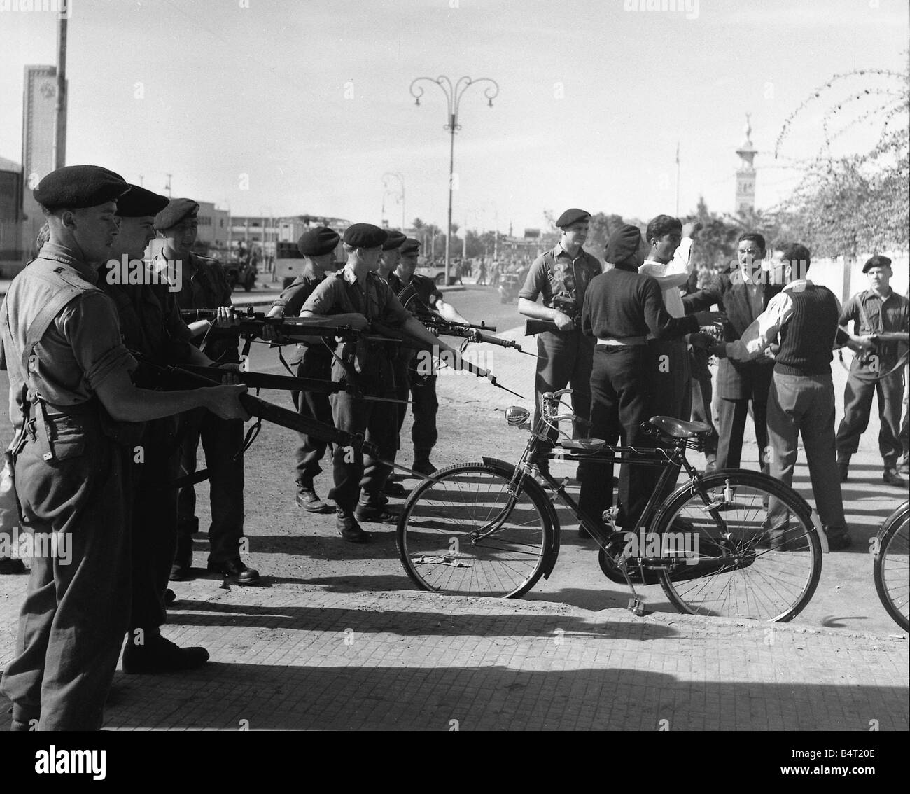 suez-crisis-1956-british-soldiers-keep-rotesting-egyptians-back-as-B4T20E.jpg