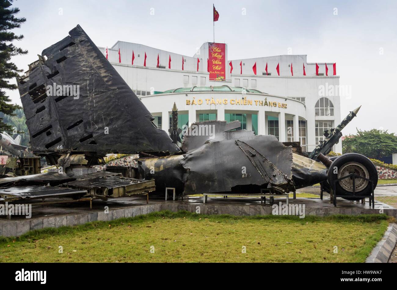 vietnam-hanoi-b-52-victory-museum-exterior-with-wreck-of-us-air-force-HW9WA7.jpg