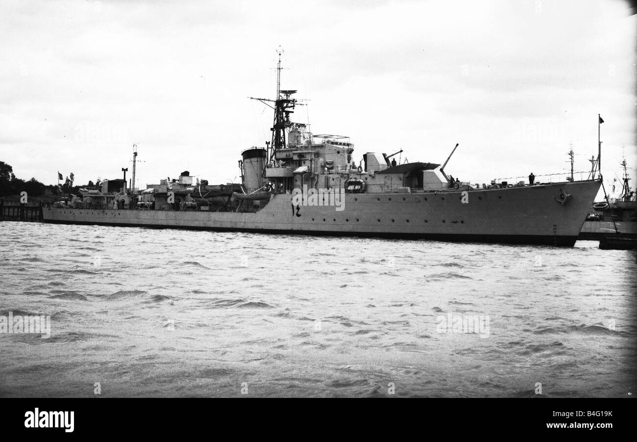 crise-de-suez-1956-un-destroyer-en-raison-d-etre-vendu-a-la-marine-egyptienne-est-tenue-a-lee-le-solent-b4g19k.jpg