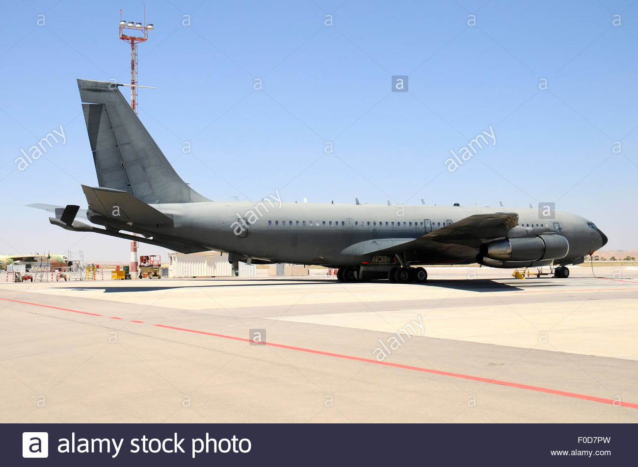 un-boeing-707-de-la-force-aerienne-israelienne-re-em-tanker-sur-la-piste-a-la-base-aerienne-de-nevatim-israel-f0d7pw.jpg