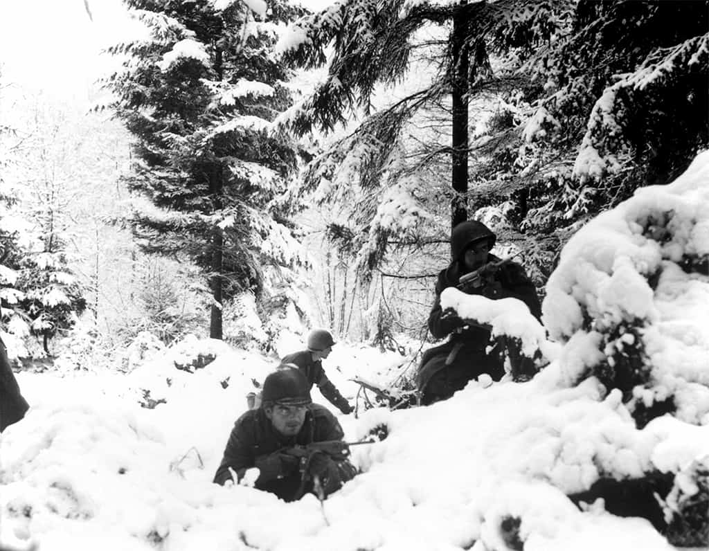 استخدم جنود المشاة الأمريكيون الثلوج الكثيفة للتخفي والاختباء خلال معركة الثغرة عام 1944.