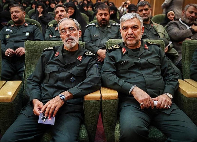 الجالس ناحية اليسار، حسين نجات القائد الجديد لقاعدة ثأر الله