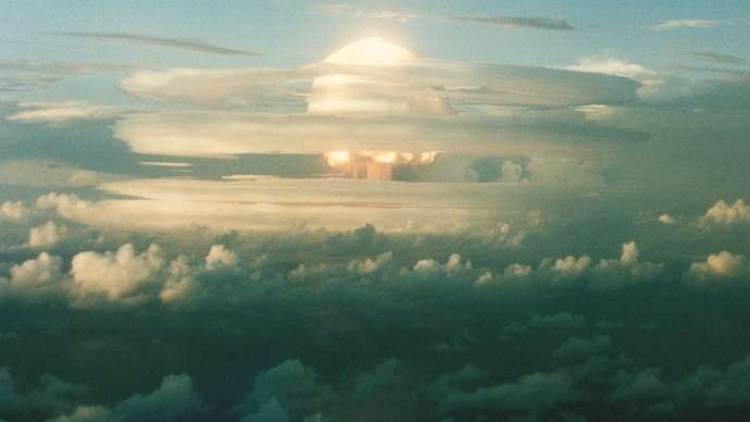 test-thermonuclear-weapon-Enewetak-atoll-Marshall-Islands-Nov-1-1952.jpg