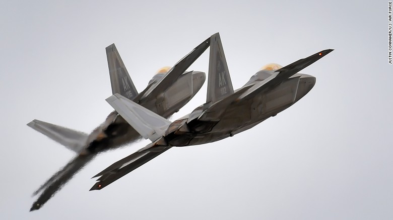 طائرتان من طائرات F-22 Raptors التابعة للقوات الجوية الأمريكية تحلق فوق ألاسكا في عام 2016.