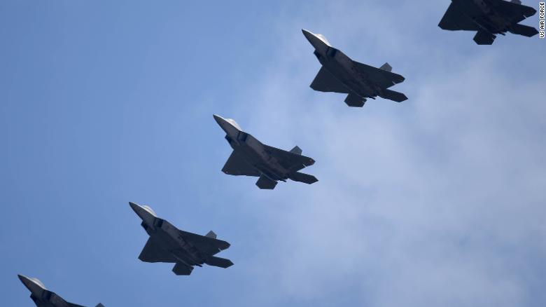 القوات الجوية الأمريكية من طراز F-22 Raptors تحلق في تشكيل فوق قاعدة Altus الجوية في أوكلاهوما في 17 أبريل 2017.