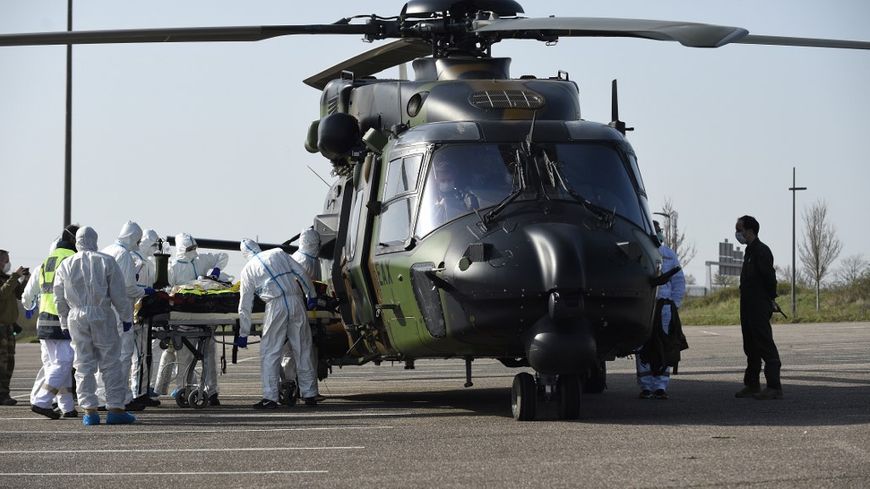 L'hélicoptère militaire à Metz avant de s'envoler vers l'Allemagne ce samedi 28 mars 2020