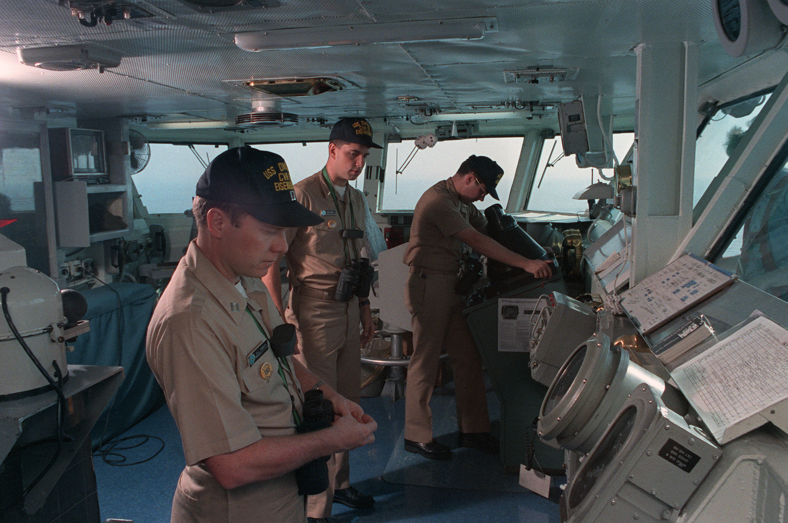 officers-on-the-bridge-of-the-us-navy-usn-nuclear-powered-aircraft-carrier-a20803-1600.jpg