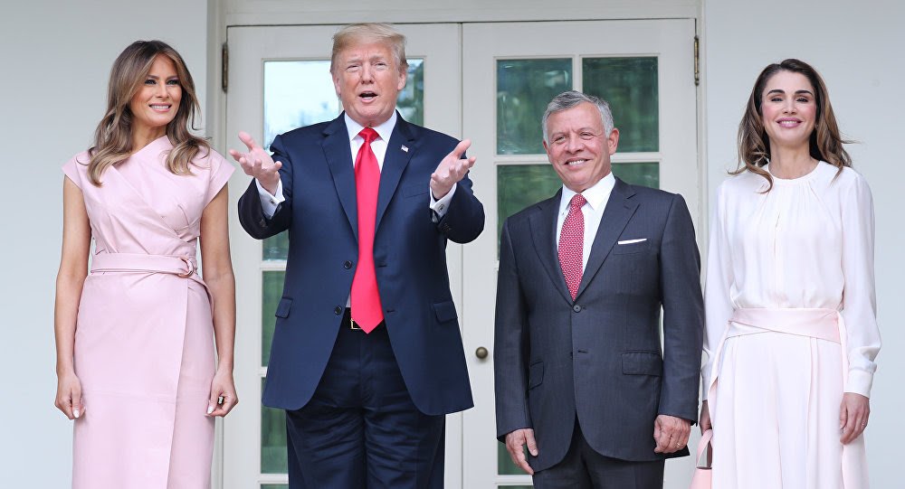 الملكة رانيا مع زوجها ملك الأردن عبد الله الثاني والرئيس الأمريكي دونالد ترامب وزوجته ميلانيا ترامب في البيت الأبيض في واشنطن بالولايات المتحدة الأمريكية، 26 يونيو/حزيران 2018