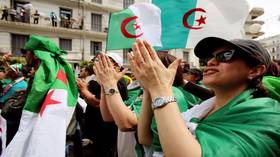 الجزائريون يتظاهرون للجمعة السادسة عشرة