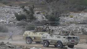 الجيش المصري يقتل 16 مسلحا ويفجر 3 سيارات دفع رباعي في سيناء