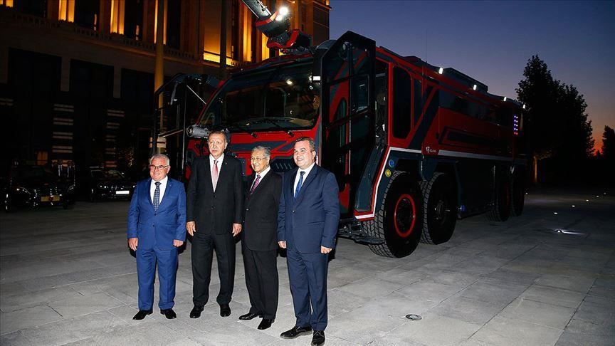 أردوغان ومهاتير يتفقدان عربة الإطفاء التركية فولكان