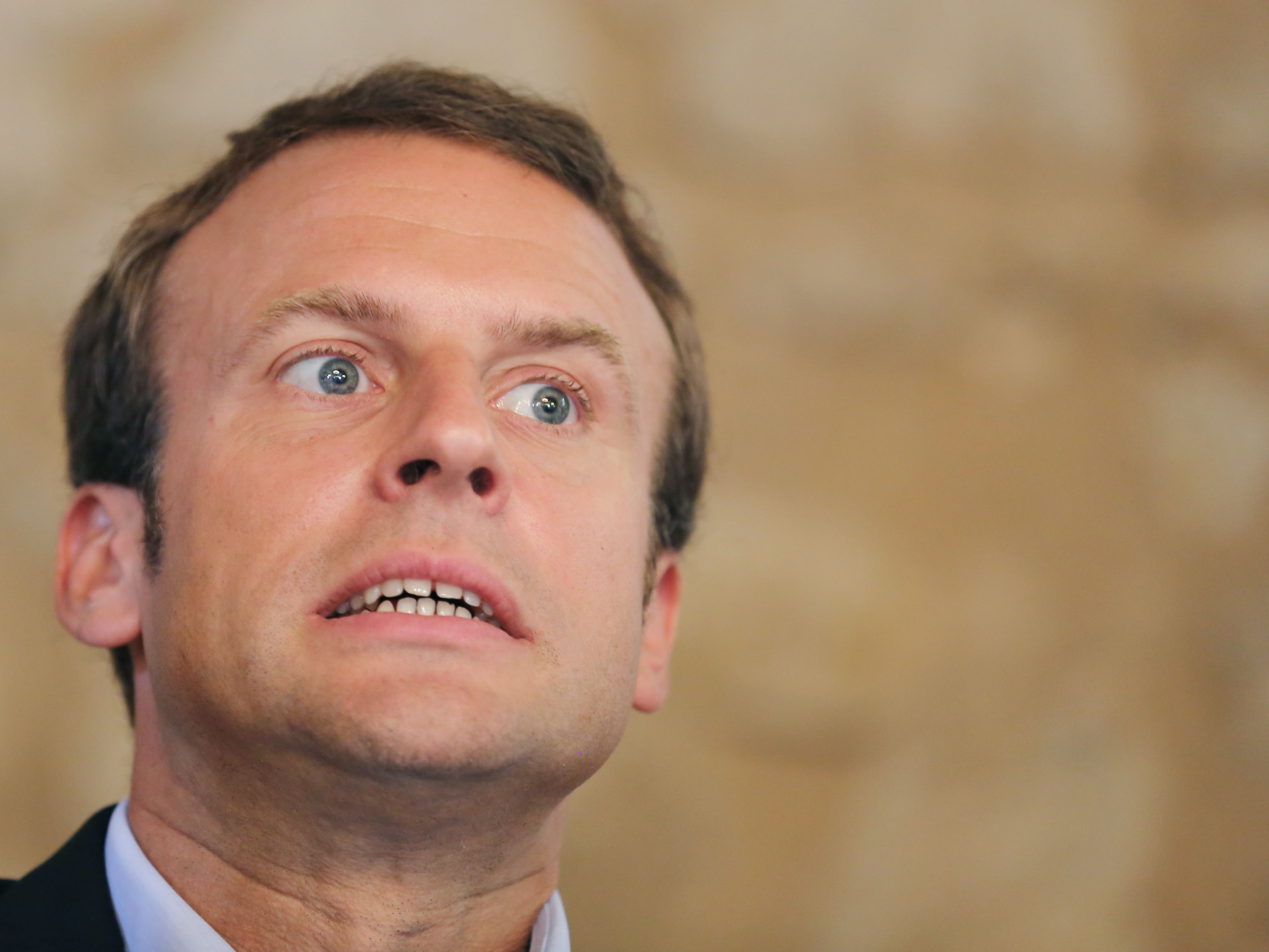 Francois-Hollande-sous-le-charme-d-Emmanuel-Macron-il-le-regarde-avec-un-sourire-affectueux.jpg