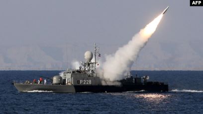 سفينة ولاية 90 الإيرانية تطلق صاروخا من طراز مهراب