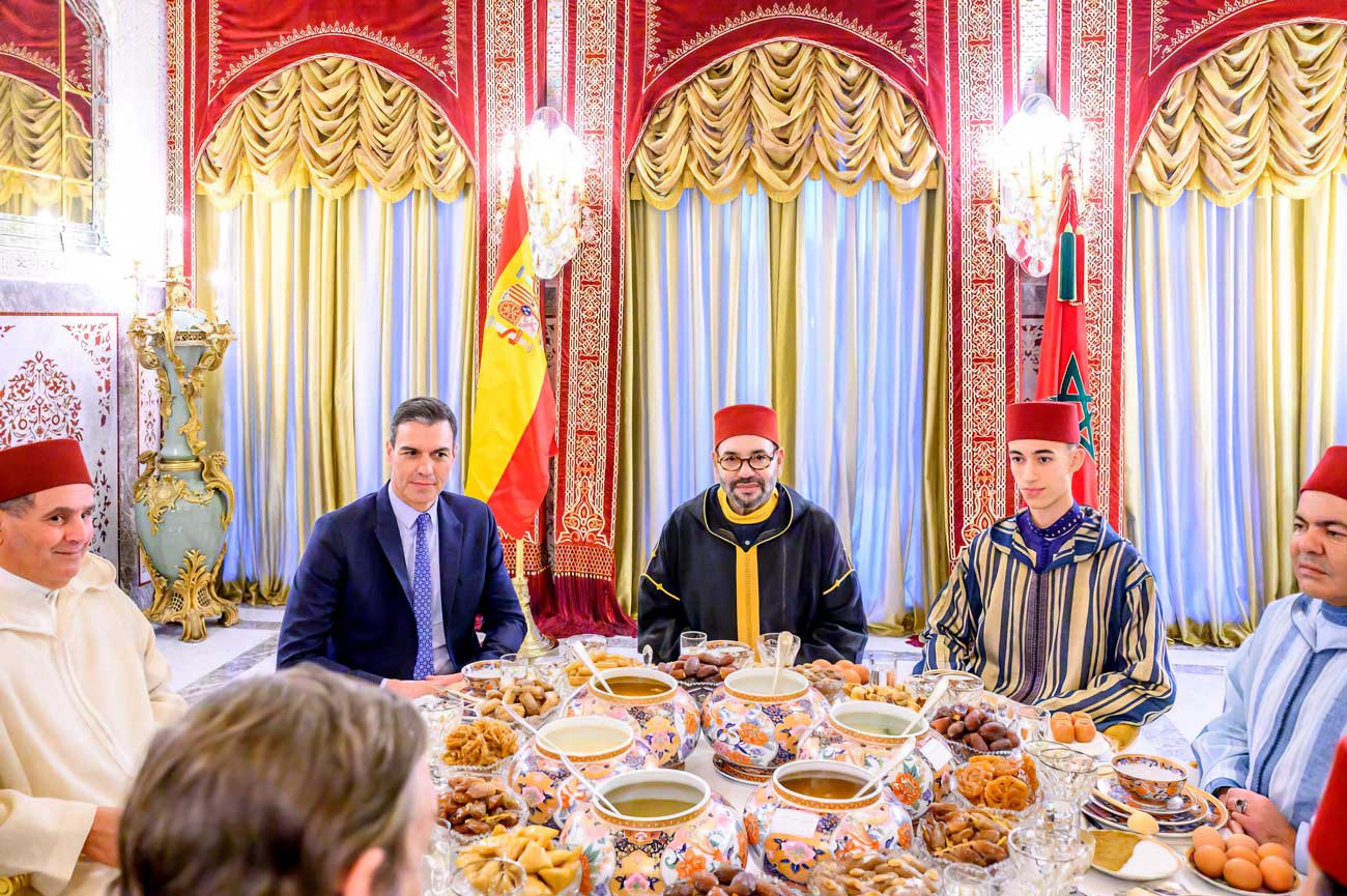 Le roi Mohammed VI du Maroc et son héritier partagent l'iftar avec le  Premier ministre espagnol après un accord historique