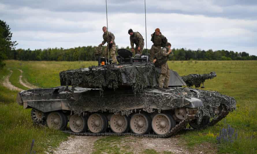 دبابة تشالنجر في تمارين الناتو في إستونيا.