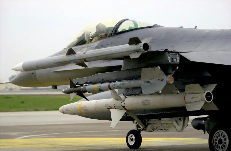 Raytheon-to-deliver-AIM-120-C-AMRAAM-missiles-to-Spanish-Air-Force.jpg