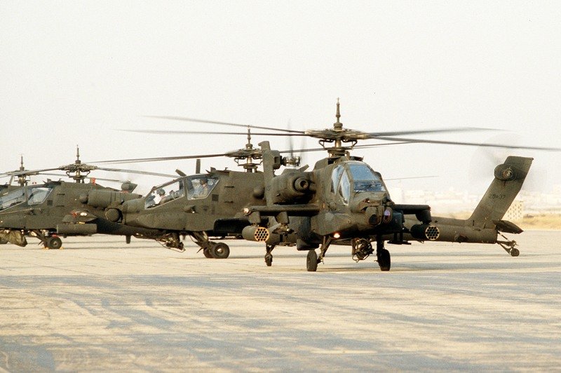 تداريب قتالية تجمع طياري القوات المسلحة الملكية في مروحيات أباتشي‬