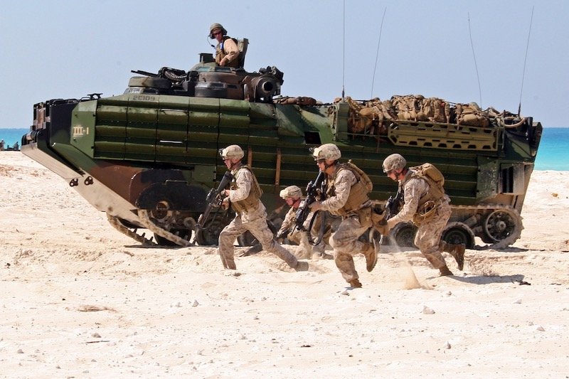 الجيش الأمريكي يحط بالصحراء المغربية وينشر آليات حربية في المحبس