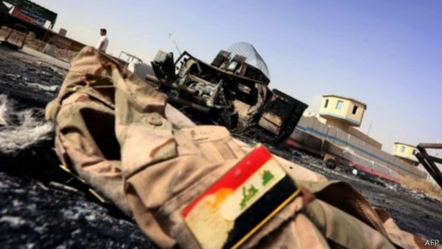 ألقت وحدات عسكرية عراقية السلاح وخلعوا الزي العسكري ولاذوا بالفرار. 
