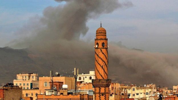 دخان غارة جوية للتحالف على صنعاء أوائل هذا الشهر