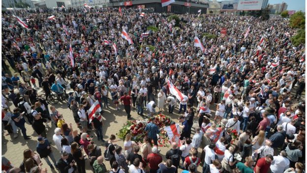 حشد من المتظاهرين حشد من المتظاهرين