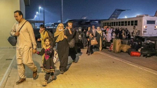 أشخاص تم إجلاؤهم من أفغانستان لدى وصولهم إلى قاعدة العيديد الأميركية في قطر. أشخاص تم إجلاؤهم من أفغانستان لدى وصولهم إلى قاعدة العيديد الأميركية في قطر.