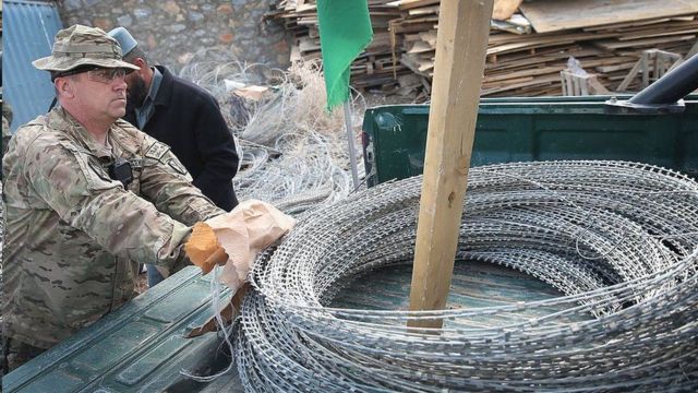 تساعد الولايات المتحدة في جهود إعادة الإعمار في أفغانستان تساعد الولايات المتحدة في جهود إعادة الإعمار في أفغانستان