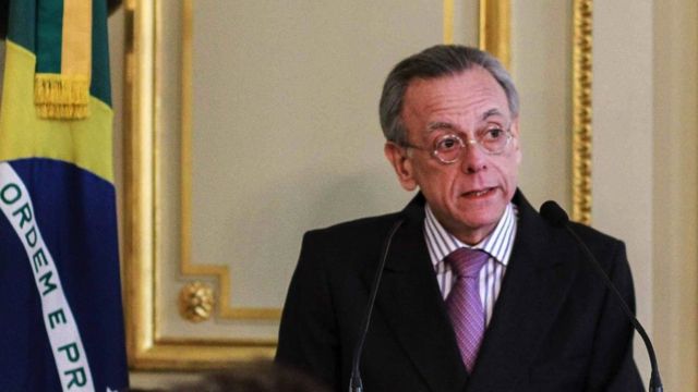 تم عزل السفير السابق خوسيه موريسيو بستاني بشكل مثير للجدل كرئيس لمنظمة حظر الأسلحة الكيميائية في عام 2002 تم عزل السفير السابق خوسيه موريسيو بستاني بشكل مثير للجدل كرئيس لمنظمة حظر الأسلحة الكيميائية في عام 2002