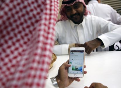 يمكن أن يعني نشر رسائل حرجة على حسابات وسائل التواصل الاجتماعي عقوبة الإعدام في المملكة العربية السعودية. يمكن أن يعني نشر رسائل حرجة على حسابات وسائل التواصل الاجتماعي عقوبة الإعدام في المملكة العربية السعودية.