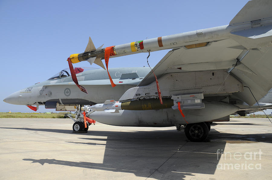 aim-9l-sidewinder-missile-and-gbu-12-riccardo-niccoli.jpg