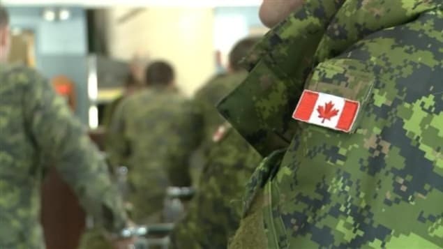 جنود كنديون ببزاتهم العسكرية (لا نرى وجوههم).