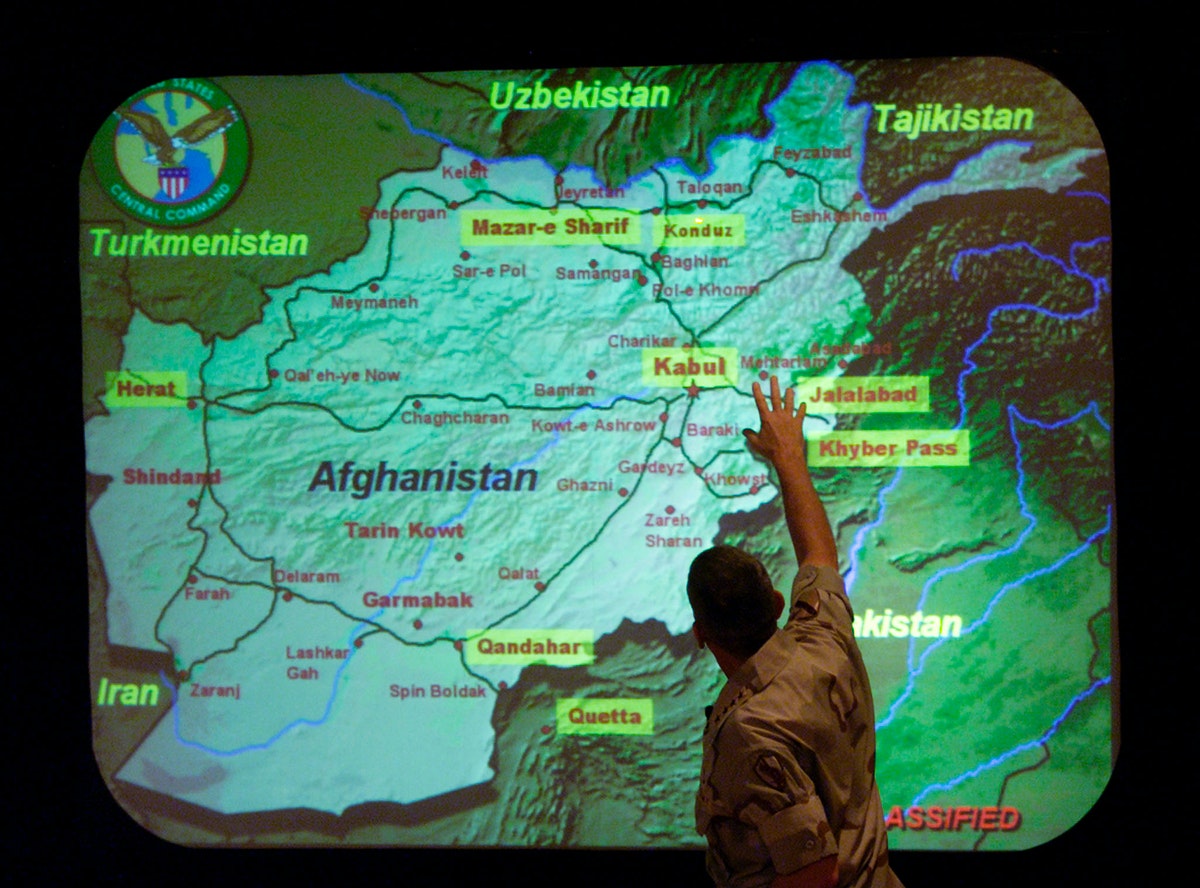 قائد عسكري أميركي يشير بيديه إلى خارطة أفغانستان، خلال اجتماع بوزارة الدفاع الأميركية. 27 نوفمبر 2001. - REUTERS