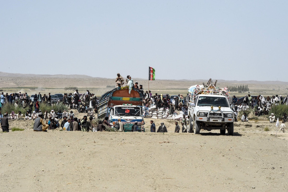 تجار ومواطنون أفغان يتجمعون بالقرب من بوابة باديني التجارية في مقاطعة بلوشستان، وهي نقطة عبور حدودية مع باكستان. 16 سبتمبر 2020- AFP
