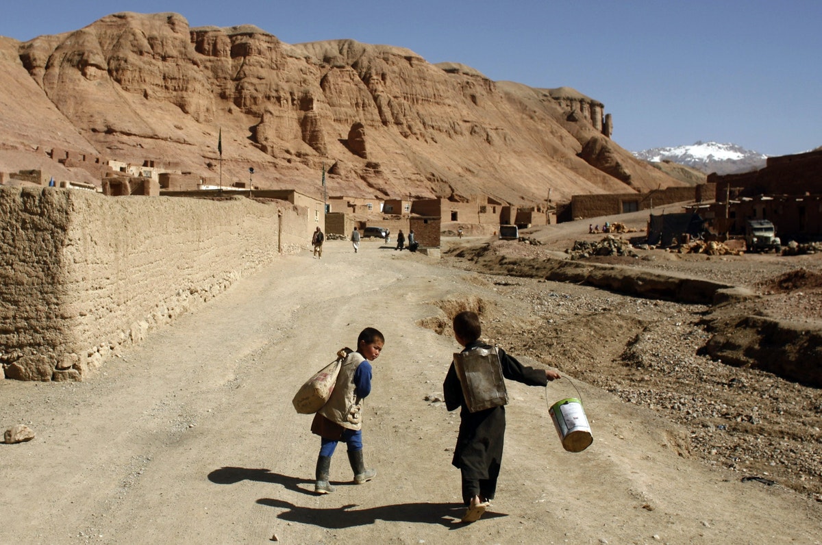 جانب من مجمع سكني لإحدى قبائل الهزارة في ولاية باميان، التي تقع على بعد 240 كيلومتراً من العاصمة كابول. 13 أبريل 2007. - REUTERS