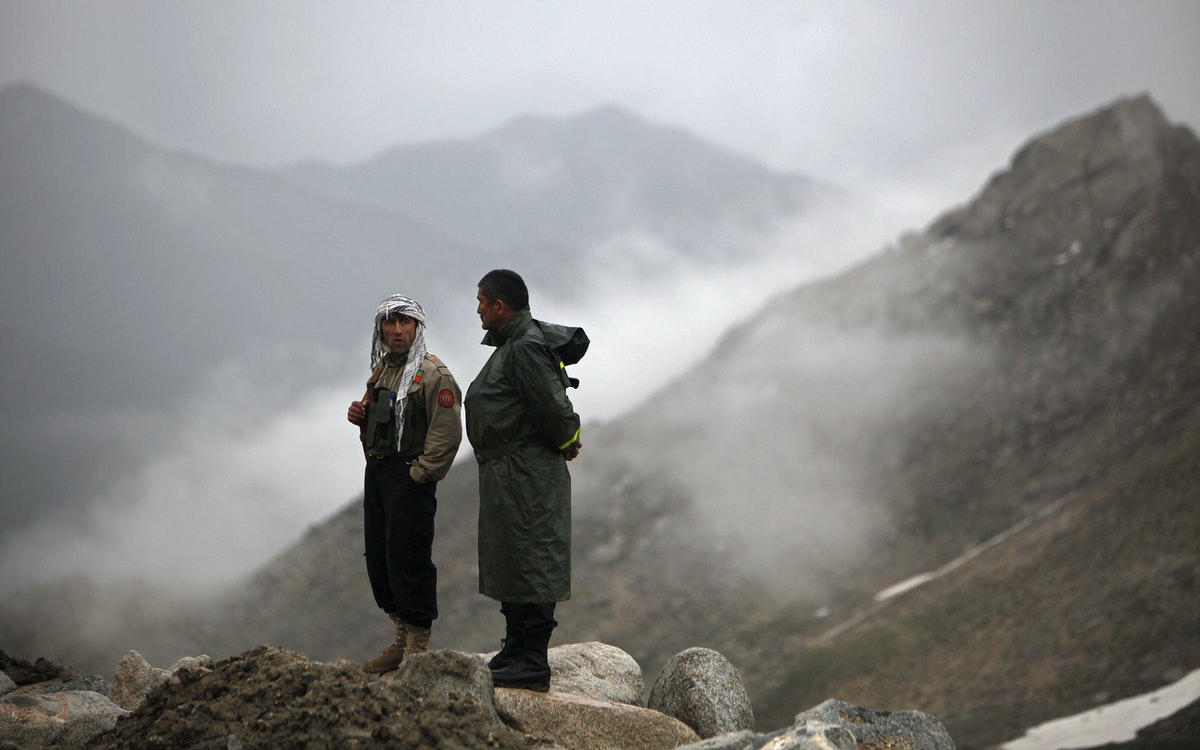 عنصران من القوات الأفغانية يقفان في إحدى مناطق سلسلة جبال هندوكوش. 17 مايو 2020. - REUTERS