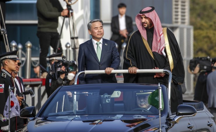 Defense Minister Lee Jong-sup, left, and Saudi Arabia's Defense Minister Khalid bin Salman inspect on a vehicle at a welcoming ceremony held at the Defense Ministry's training center in Yongsan, Seoul, on Tuesday. Yonhap