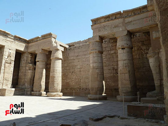 عدد من أعمدة معبد الموتى الجنائزى للملك رمسيس الثالث بالقرنة