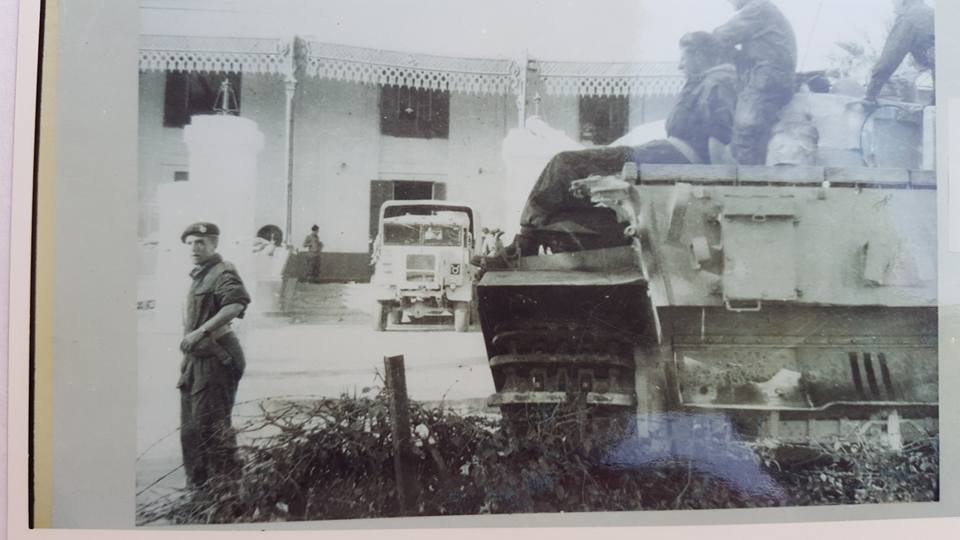 6-إحدى الدبابات الإنجليزية  أمام مبنى البستان