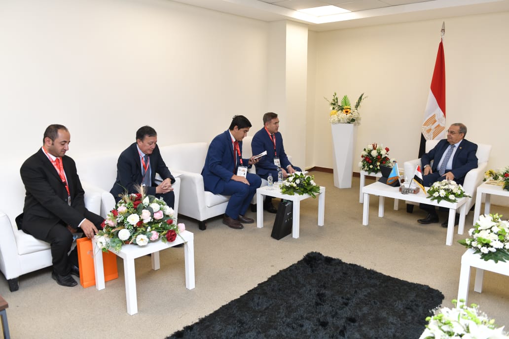 وزير الدولة للإنتاج الحربي يبحث مع وفد كازاخستاني سبل تعزيز أوجه التعاون المشترك (1) وزير الدولة للإنتاج الحربي يبحث مع وفد كازاخستاني سبل تعزيز أوجه التعاون المشترك (1)