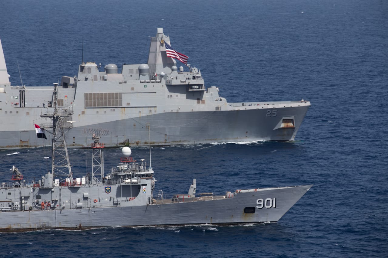 القوات البحرية المصرية والأمريكية تنفذان تدريبًا بحريًا عابرًا بقاعدة البحر الأحمر (1)